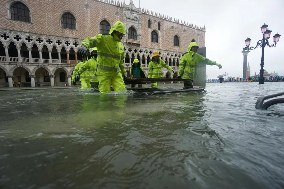 Venice (Italy), 12/11/2019.- A man carries a woman through floodwaters on Piazza San Marco (St Mark's Square) in Venice, Italy, 12 November 2019. The high tide has already reached the level of 1 meter above sea level in Venice at 8 am. (Italia, Niza, Venecia) EFE/EPA/ANDREA MEROLA Flooding in Venice
