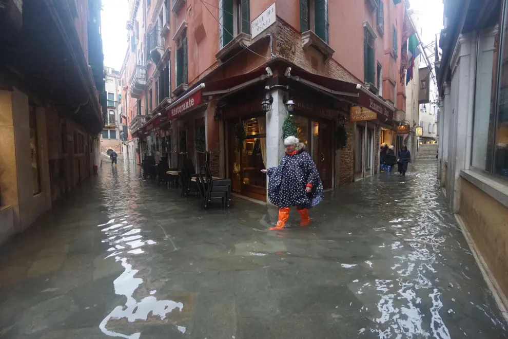 Venice (Italy), 12/11/2019.- Workers wade through floodwaters in Venice, Italy, 12 November 2019. The high tide has already reached the level of 1 meter above sea level in Venice at 8 am. (Italia, Niza, Venecia) EFE/EPA/ANDREA MEROLA Flooding in Venice