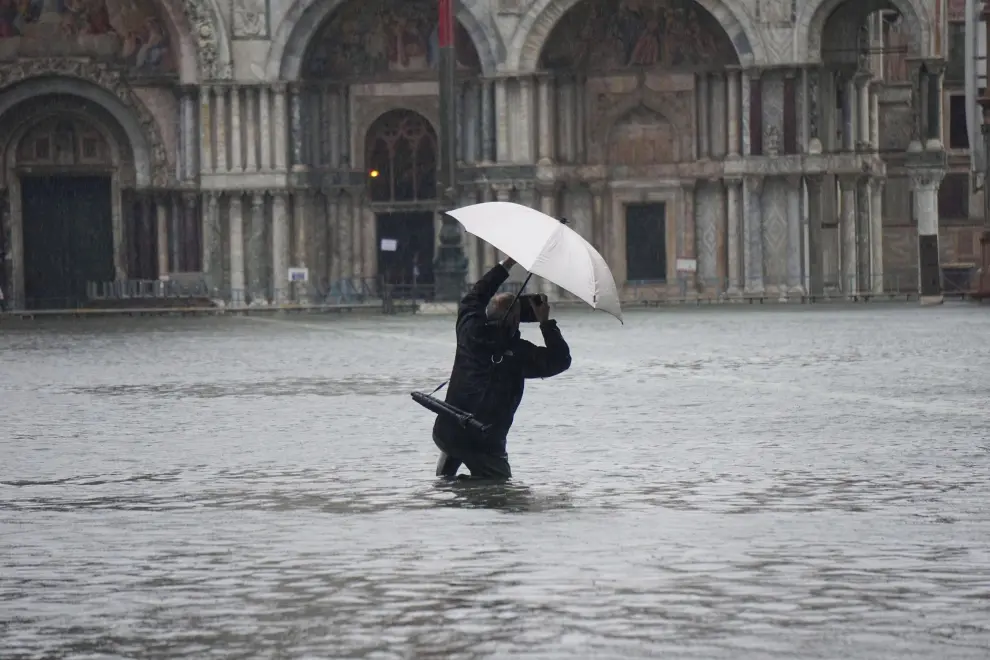Venice (Italy), 12/11/2019.- People wade through floodwaters in Venice, Italy, 12 November 2019. The high tide has already reached the level of 1 meter above sea level in Venice at 8 am. (Italia, Niza, Venecia) EFE/EPA/ANDREA MEROLA Flooding in Venice