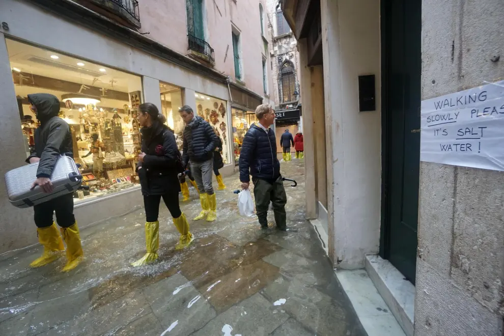 Venice (Italy), 12/11/2019.- A man wades through floodwaters at Piazza San Marco (St Mark's Square) in Venice, Italy, 12 November 2019. The high tide has already reached the level of 1 meter above sea level in Venice at 8 am. (Italia, Niza, Venecia) EFE/EPA/ANDREA MEROLA Flooding in Venice