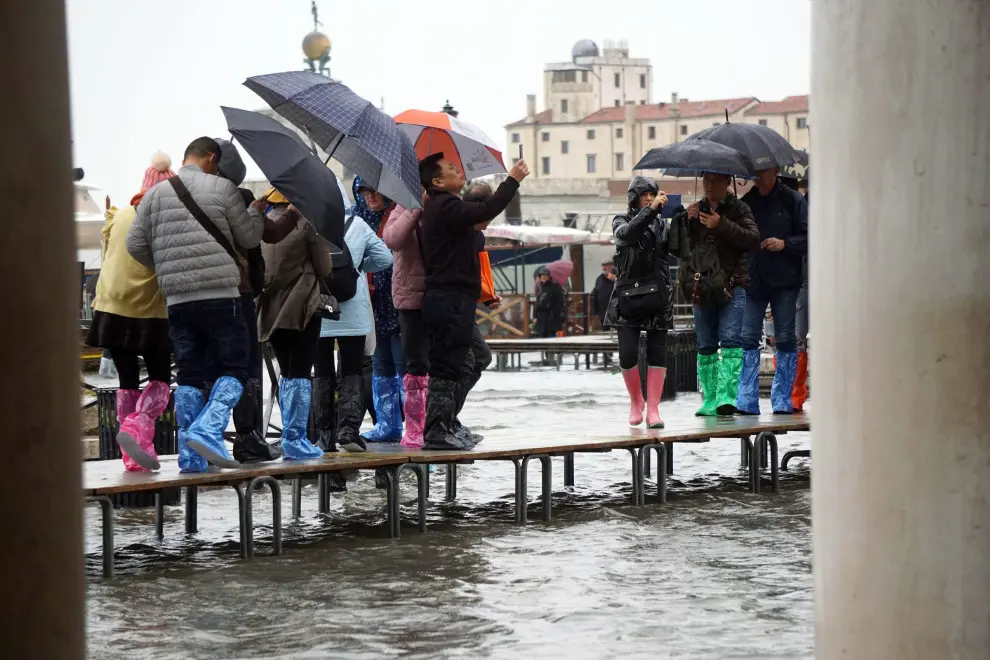 Venice (Italy), 12/11/2019.- People wade through floodwaters in Venice, Italy, 12 November 2019. The high tide has already reached the level of 1 meter above sea level in Venice at 8 am. (Italia, Niza, Venecia) EFE/EPA/ANDREA MEROLA Flooding in Venice