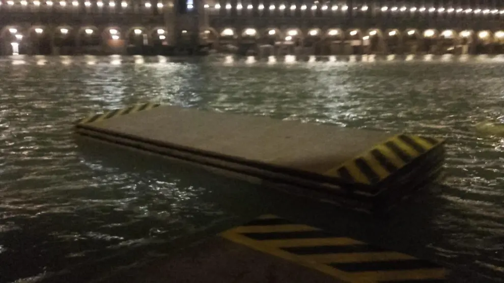 Venice (Italy), 12/11/2019.- The extreme floodwaters at Piazza San Marco (St Mark's Square) in Venice, Italy, 12 November 2019. The high tide has already reached the level of 1,87 meter above sea level. (Italia, Niza, Venecia) EFE/EPA/ANDREA MEROLA BEST QUALITY AVAILABLE Flooding in Venice