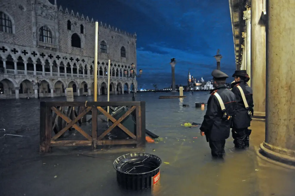 Venice (Italy), 12/11/2019.- A waterbus is grounded by extreme floodwaters in Venice, Italy, 12 November 2019. The high tide has already reached the level of 1,87 meter above sea level. (Italia, Niza, Venecia) EFE/EPA/ANDREA MEROLA BEST QUALITY AVAILABLE Flooding in Venice