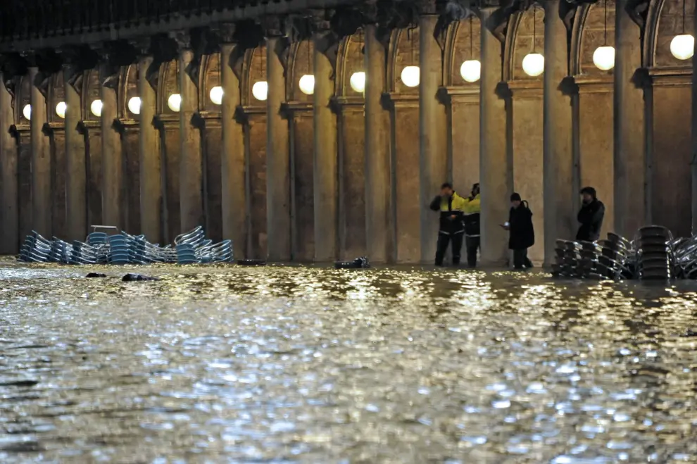 Venice (Italy), 12/11/2019.- The extreme floodwaters at Piazza San Marco (St Mark's Square) in Venice, Italy, 12 November 2019. The high tide has already reached the level of 1,87 meter above sea level. (Italia, Niza, Venecia) EFE/EPA/ANDREA MEROLA BEST QUALITY AVAILABLE Flooding in Venice