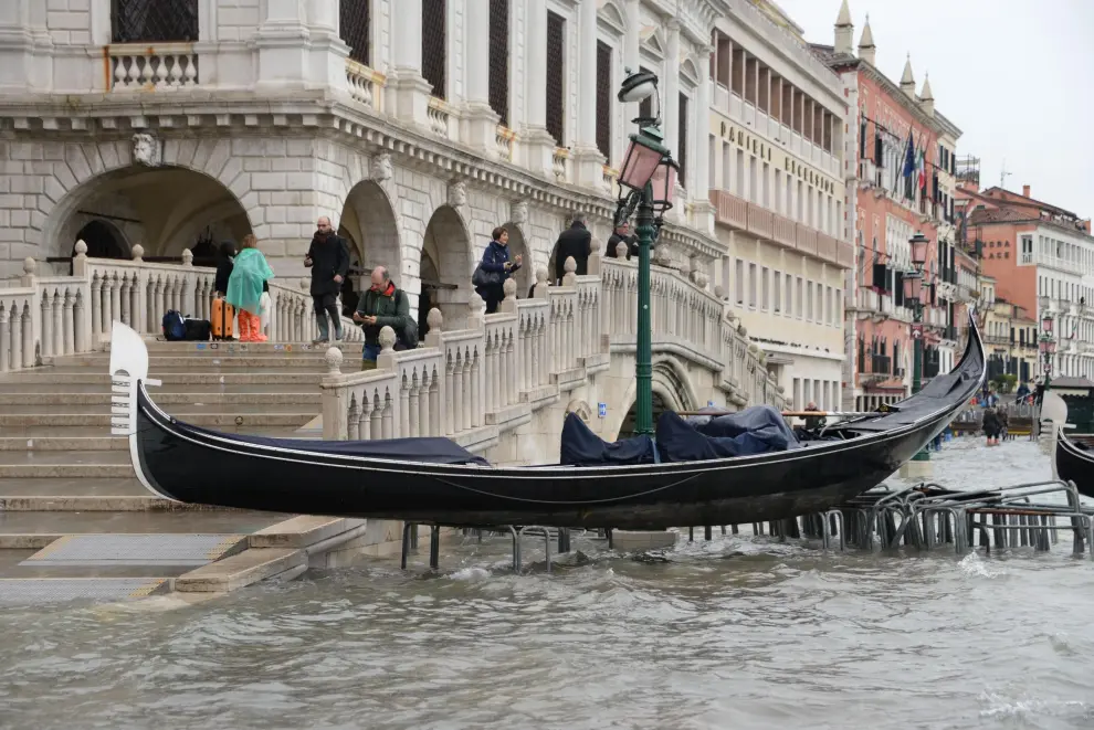 Venice (Italy), 13/11/2019.- A view of Banksy's migrant child mural submerged in high water in Venice, northern Italy, 13 November 2019. A wave of bad weather has hit much of Italy on 12 November. Levels of 100-120cm above sea level are fairly common in the lagoon city and Venice is well-equipped to cope with its rafts of pontoon walkways. (Italia, Niza, Venecia) EFE/EPA/ROSANNA CODINO -- BEST QUALITY AVAILABLE Flooding in Venice