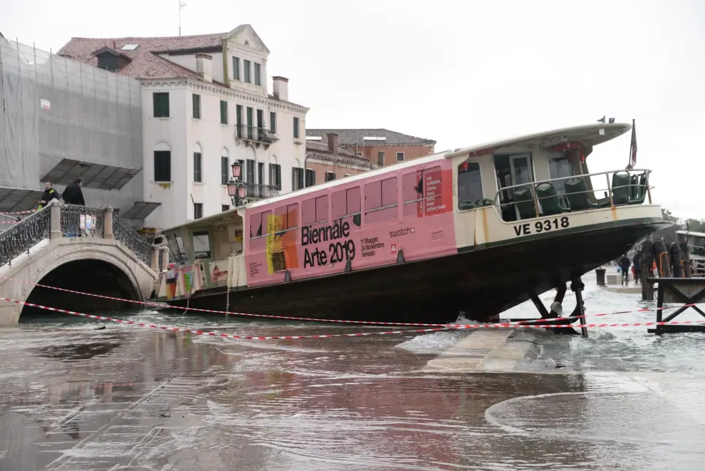 Venice (Italy), 13/11/2019.- A view of a gondola, a traditional flat-bottomed Venetian rowing boat, resting over a barrier near a footbridge after bad weather in Venice, northern Italy, 13 November 2019. A wave of bad weather has hit much of Italy on 12 November. Levels of 100-120cm above sea level are fairly common in the lagoon city and Venice is well-equipped to cope with its rafts of pontoon walkways. (Italia, Niza, Venecia) EFE/EPA/ANDREA MEROLA Flooding in Venice