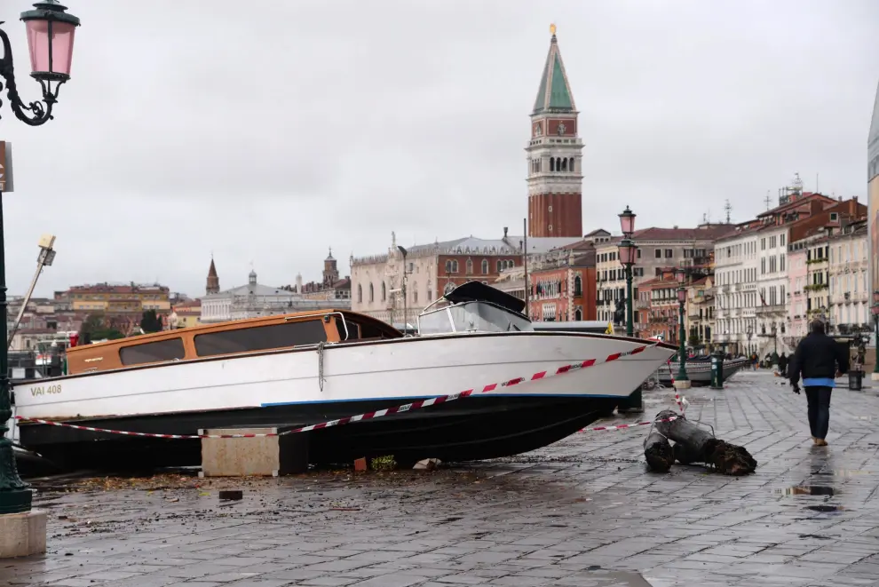 Venice (Italy), 13/11/2019.- A view of a ferry stranded on the docks following bad weather in Venice, northern Italy, 13 November 2019. A wave of bad weather has hit much of Italy on 12 November. Levels of 100-120cm above sea level are fairly common in the lagoon city and Venice is well-equipped to cope with its rafts of pontoon walkways. (Italia, Niza, Venecia) EFE/EPA/ANDREA MEROLA Flooding in Venice