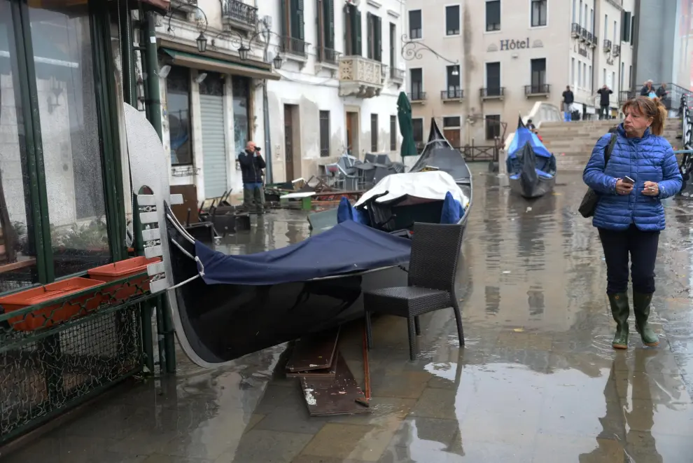 Venice (Italy), 13/11/2019.- A view of damage caused by bad weather in Venice, northern Italy, 13 November 2019. A wave of bad weather has hit much of Italy on 12 November. Levels of 100-120cm above sea level are fairly common in the lagoon city and Venice is well-equipped to cope with its rafts of pontoon walkways. (Italia, Niza, Venecia) EFE/EPA/ANDREA MEROLA Flooding in Venice