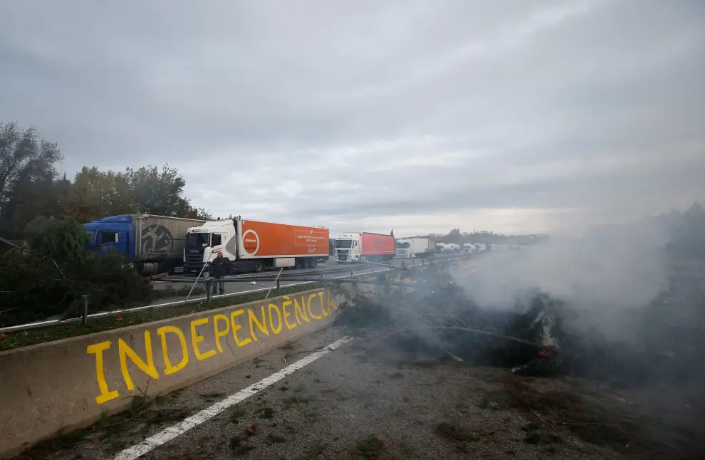 Members of Catalan protest group Democratic Tsunami gather at the AP-7 highway in Girona, Spain November 13, 2019. REUTERS/Rafael Marchante [[[REUTERS VOCENTO]]] SPAIN-POLITICS/CATALONIA