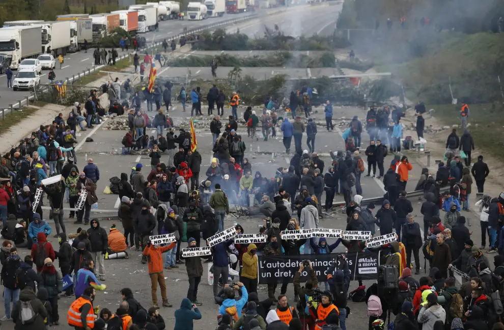 Members of Catalan protest group Democratic Tsunami block the AP-7 highway in Girona, Spain November 13, 2019. REUTERS/Rafael Marchante [[[REUTERS VOCENTO]]] SPAIN-POLITICS/CATALONIA