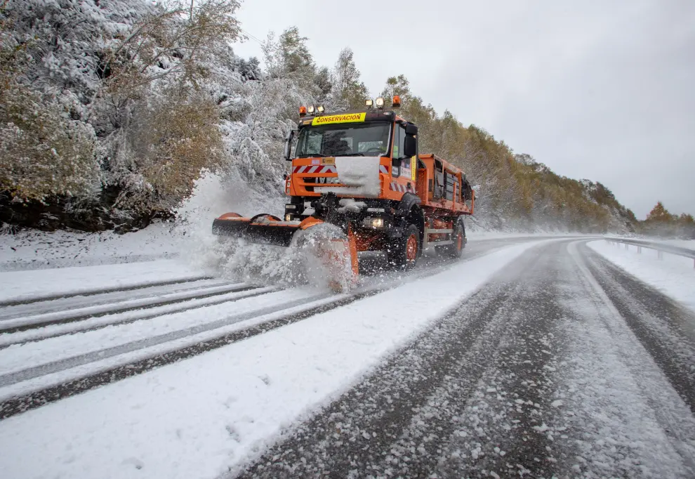 La nieve dificulta la circulación en más de 40 carreteras en Lugo.