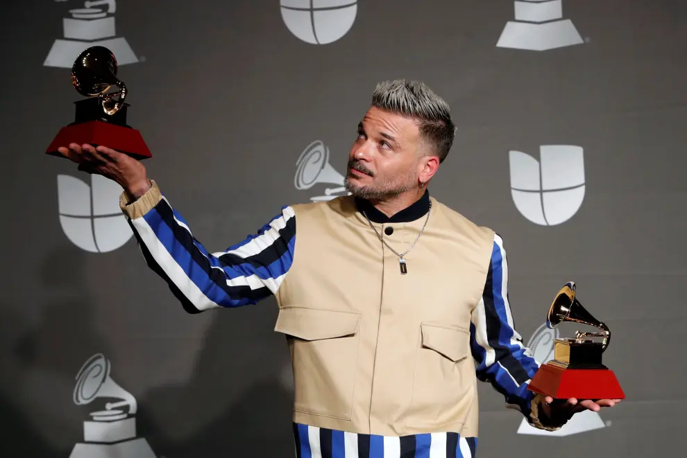 Las Vegas (United States), 15/11/2019.- Juanes poses with the Person of the Year award in the press room during the 20th annual Latin Grammy Awards ceremony at the MGM Grand Garden Arena in Las Vegas, Nevada, USA, 14 November 2019. The Latin Grammys recognize artistic and/or technical achievement, not sales figures or chart positions, and the winners are determined by the votes of their peers - the qualified voting members of the Latin Recording Academy. (Estados Unidos) EFE/EPA/NINA PROMMER Press Room - 20th Latin Grammy Awards