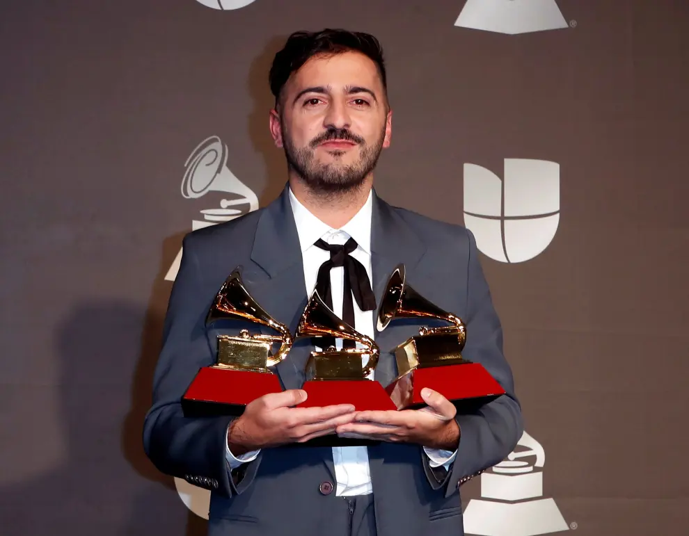 Las Vegas (United States), 15/11/2019.- Alejandro Sanz poses with the Best Record of the Year, Long Form Music Video, and Pop Song awards in the press room during the 20th annual Latin Grammy Awards ceremony at the MGM Grand Garden Arena in Las Vegas, Nevada, USA, 14 November 2019. The Latin Grammys recognize artistic and/or technical achievement, not sales figures or chart positions, and the winners are determined by the votes of their peers - the qualified voting members of the Latin Recording Academy. (Estados Unidos) EFE/EPA/NINA PROMMER Press Room - 20th Latin Grammy Awards