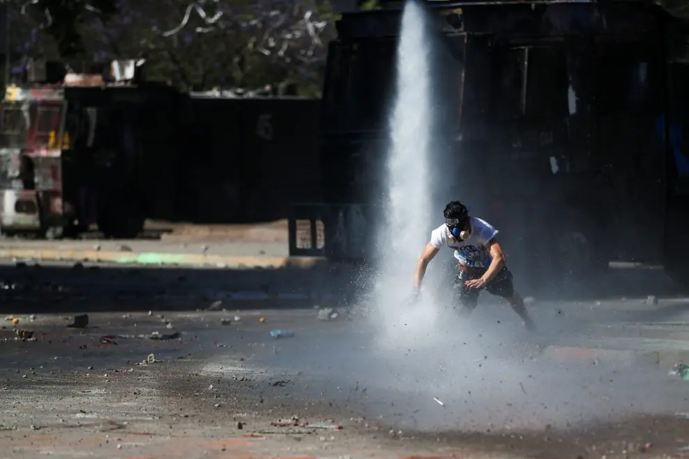 A demonstrator falls to the ground while being detained by members of the security forces during a protest against Chile's government in Santiago, Chile November 15, 2019. REUTERS/Jorge Silva [[[REUTERS VOCENTO]]] CHILE-PROTESTS/