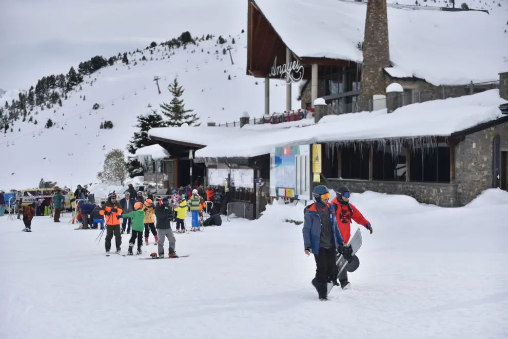 La estación de Formigal-Panticosa ha estrenado la temporada con buena afluencia y 31 kilómetros esquiables.