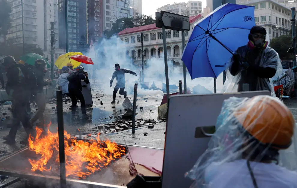 An anti-government protester throws a molotov cocktail during clashes with police, outside Hong Kong Polytechnic University (PolyU) in Hong Kong, China, November 17, 2019. REUTERS/Athit Perawongmetha [[[REUTERS VOCENTO]]] HONGKONG-PROTESTS/