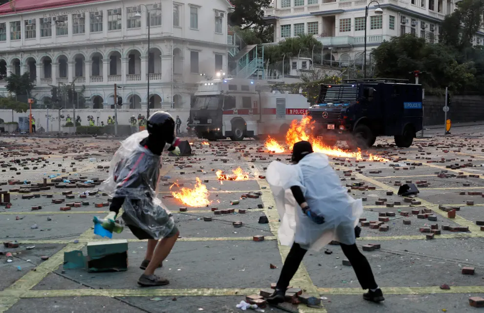 Anti-government protesters take cover during clashes with police, outside Hong Kong Polytechnic University (PolyU) in Hong Kong, China, November 17, 2019. REUTERS/Tyrone Siu [[[REUTERS VOCENTO]]] HONGKONG-PROTESTS/