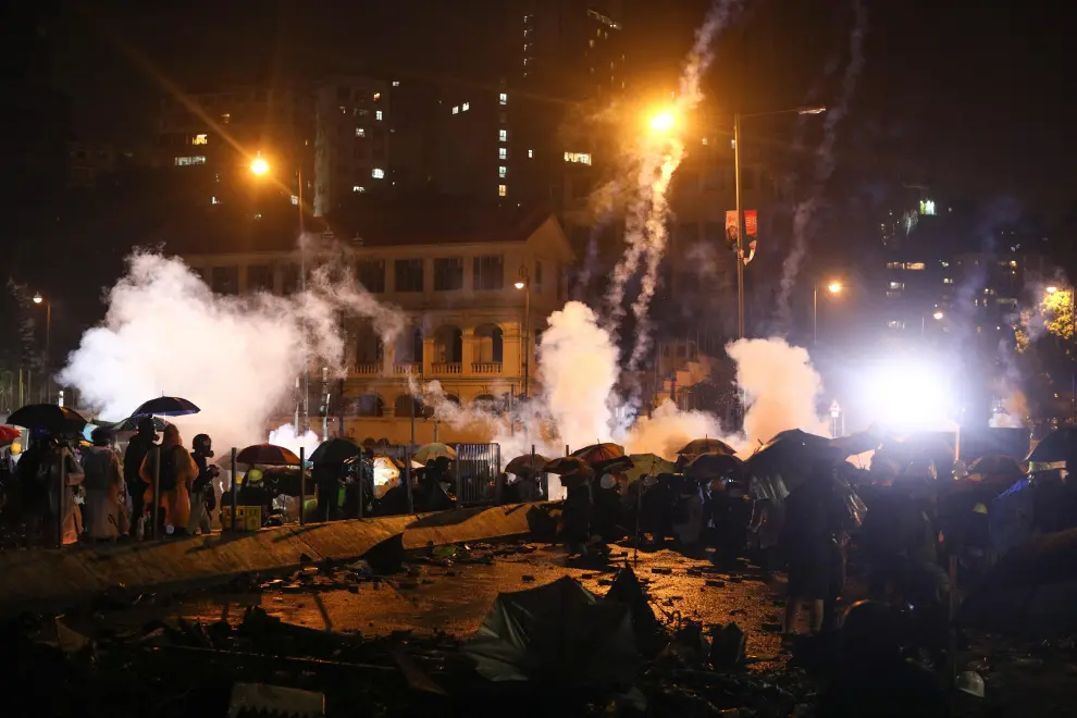 Hong Kong (China), 17/11/2019.- Police water canon truck sprays water to disperse protesters outside the Polytechnic University, in Hong Kong, China, early 18 November 2019. Hong Kong is in its sixth month of mass protests, which were originally triggered by a now withdrawn extradition bill, and have since turned into a wider pro-democracy movement. (Protestas) EFE/EPA/JEROME FAVRE Anti-government protest in Hong Kong