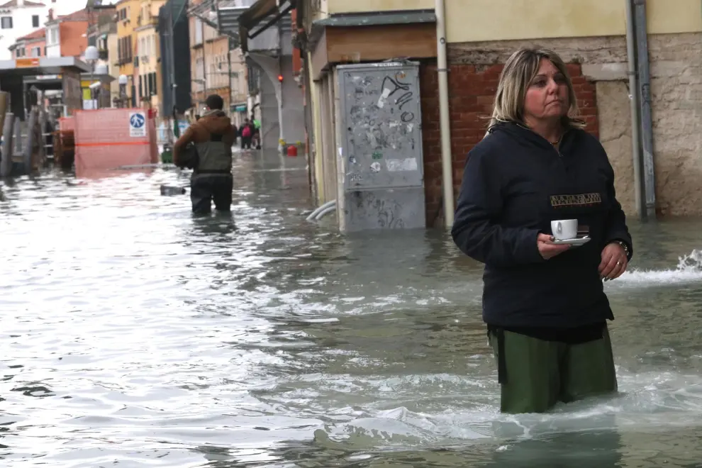 Venice (Italy), 17/11/2019.- Tourists and residents wade through high water in Venice, Italy, 17 November 2019. High tidal waters returned to Venice on a day earlier, four days after the city experienced its worst flooding in more than 50 years. (Italia, Niza, Venecia) EFE/EPA/EMILIANO CRESPI High water in Venice