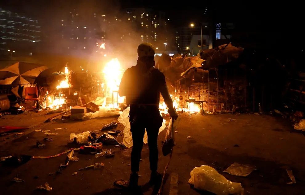 Protesters are seen during clashes with police outside Hong Kong Polytechnic University (PolyU) in Hong Kong, China November 17, 2019. REUTERS/Adnan Abidi [[[REUTERS VOCENTO]]] HONGKONG-PROTESTS/