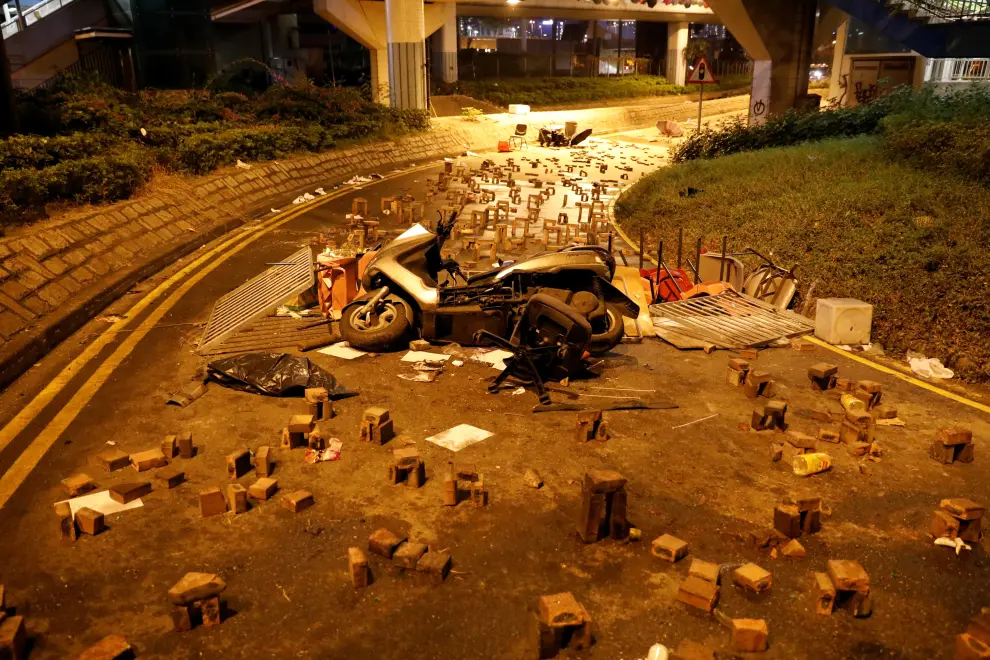 Protesters take cover during clashes with police outside Hong Kong Polytechnic University (PolyU) in Hong Kong, China November 17, 2019. REUTERS/Adnan Abidi [[[REUTERS VOCENTO]]] HONGKONG-PROTESTS/