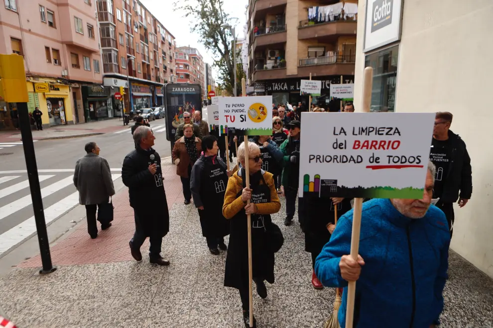 Escoba en mano para protestar en el barrio de Las Fuentes