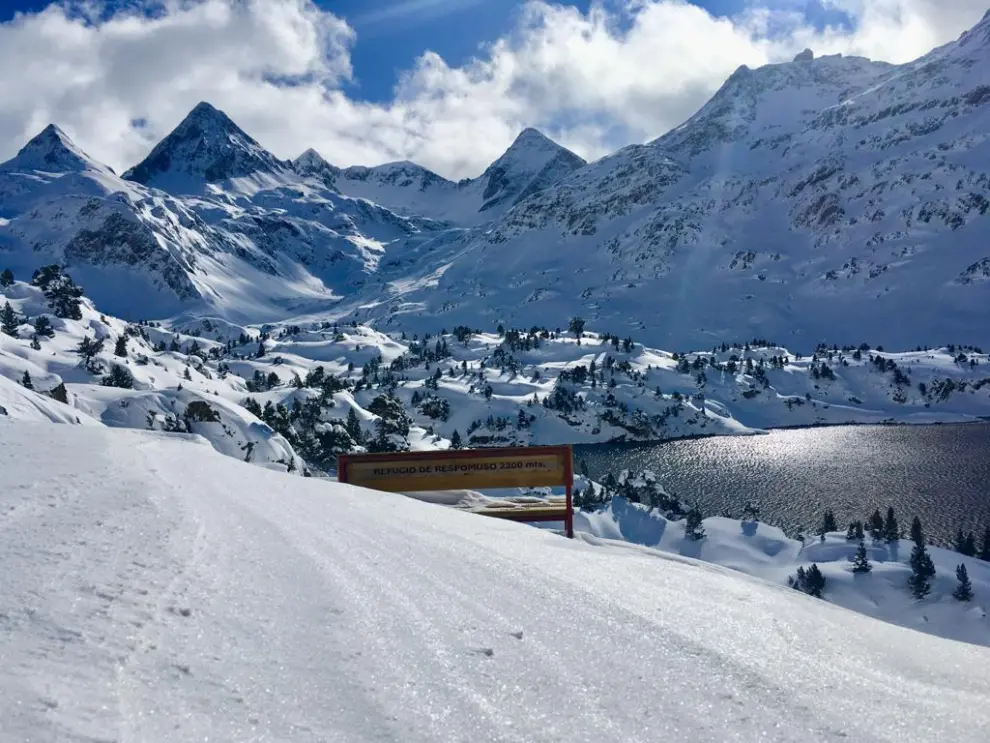 Así están los refugios de montaña del Pirineo oscense tras las repetidas nevadas.