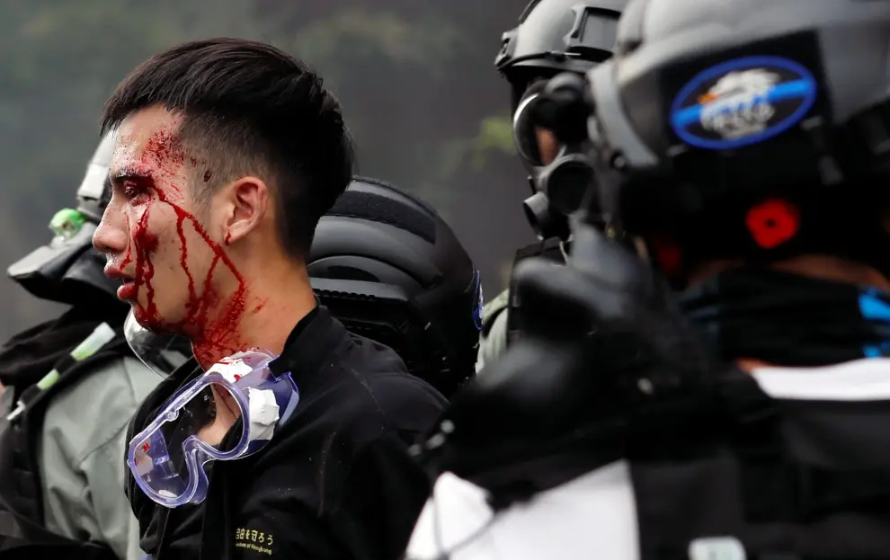 A protester is are detained by riot police while attempting to leave the campus of Hong Kong Polytechnic University (PolyU) during clashes with police in Hong Kong, China November 18, 2019. REUTERS/Thomas Peter [[[REUTERS VOCENTO]]] HONGKONG-PROTESTS/