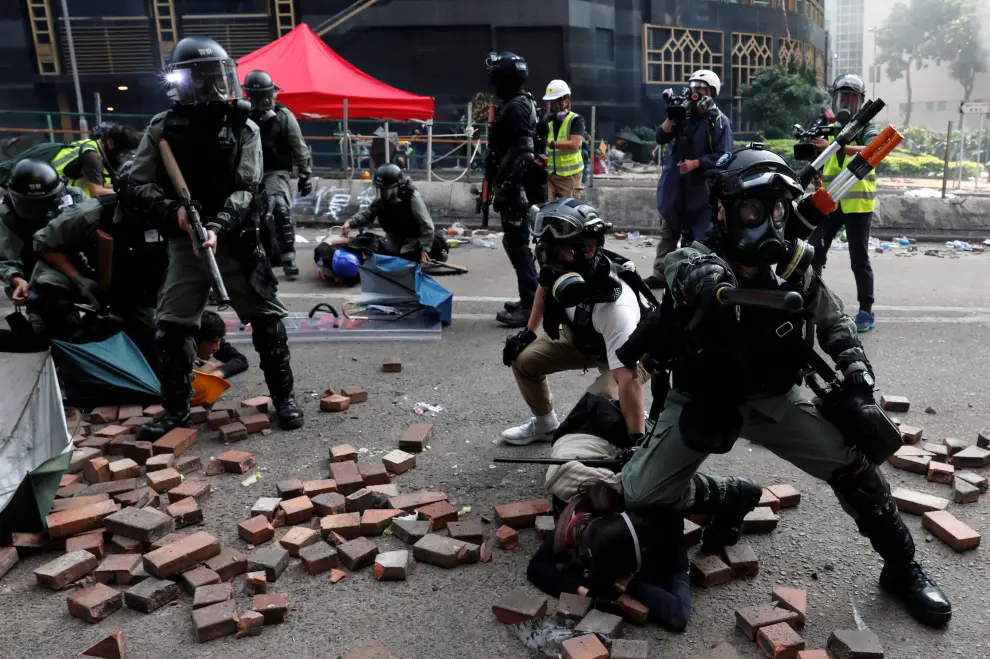 Police detain protesters who attempt to leave the campus of Hong Kong Polytechnic University (PolyU) during clashes with police in Hong Kong, China November 18, 2019. REUTERS/Tyrone Siu [[[REUTERS VOCENTO]]] HONGKONG-PROTESTS/