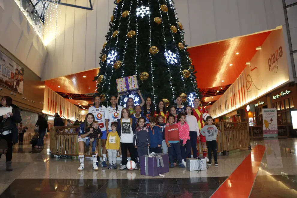 El centro comercial Plaza Imperial de Zaragoza ha inaugurado la temporada navideña con el tradicional encendido de su iluminación