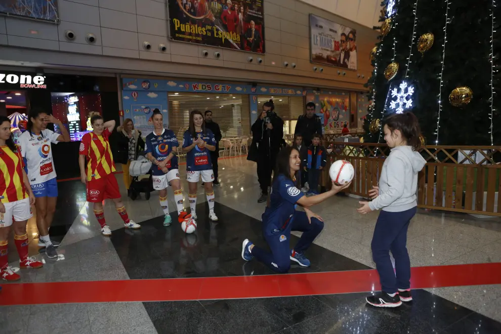 El centro comercial Plaza Imperial de Zaragoza ha inaugurado la temporada navideña con el tradicional encendido de su iluminación