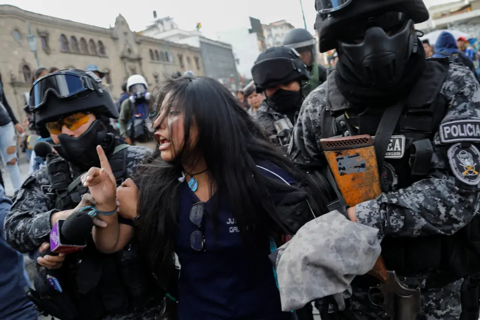 A demonstrator is detained by riot police during a protest, in La Paz, Bolivia November 21, 2019. REUTERS/Marco Bello [[[REUTERS VOCENTO]]] BOLIVIA-POLITICS/
