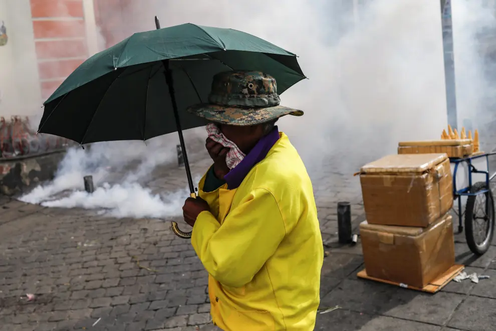 A man covers his face from tear gas during a protest, in La Paz, Bolivia November 21, 2019. REUTERS/Marco Bello [[[REUTERS VOCENTO]]] BOLIVIA-POLITICS/