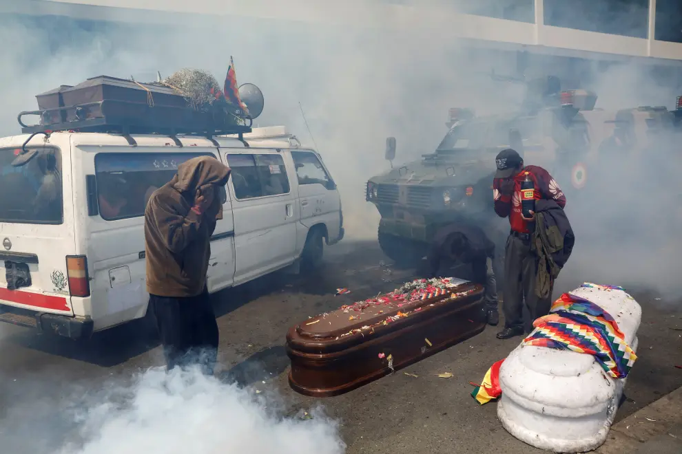 The coffins of people allegedly killed during recent clashes with security forces in Senkata lie on a street as security forces clash with supporters of former Bolivian President Evo Morales during a protest, in La Paz, Bolivia November 21, 2019. REUTERS/Marco Bello TPX IMAGES OF THE DAY [[[REUTERS VOCENTO]]] BOLIVIA-POLITICS/