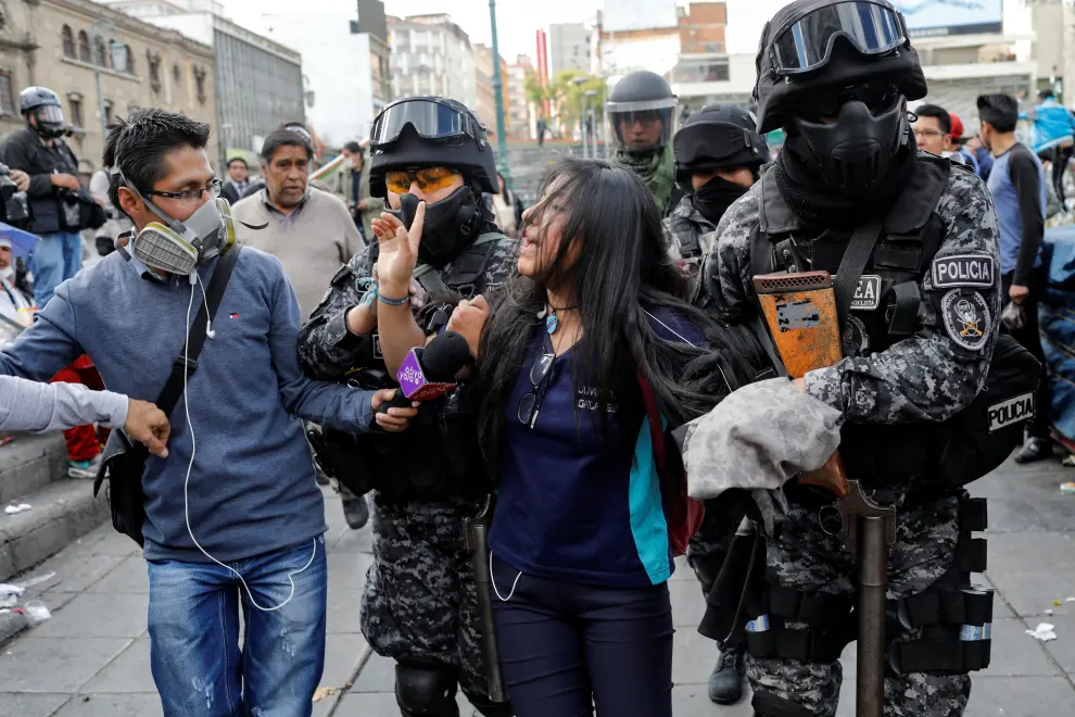 Una gran marcha con ataúdes termina en una nube de gas lacrimógeno en La Paz