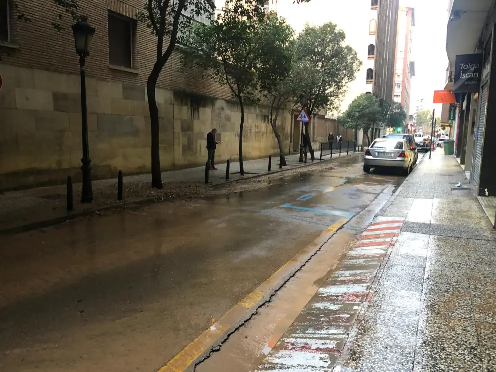 Reventón en la calle Albareda de Zaragoza