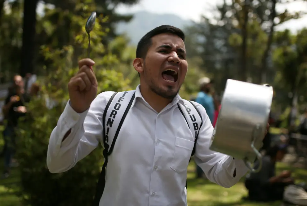 A demonstrator bangs a pan during a protest in National Park as national strike continues in Bogota, Colombia, November 23, 2019. REUTERS/Luisa Gonzalez [[[REUTERS VOCENTO]]]