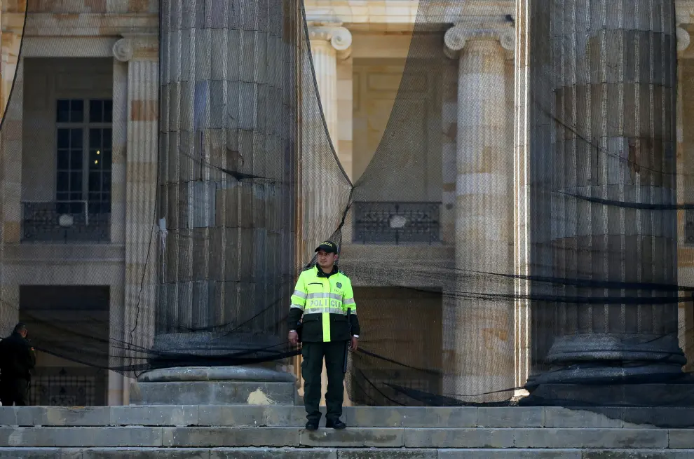 A police officers stands guard near the Congress building, after a curfew was lifted in Bogota, Colombia, November 23, 2019. REUTERS/Luisa Gonzalez [[[REUTERS VOCENTO]]]