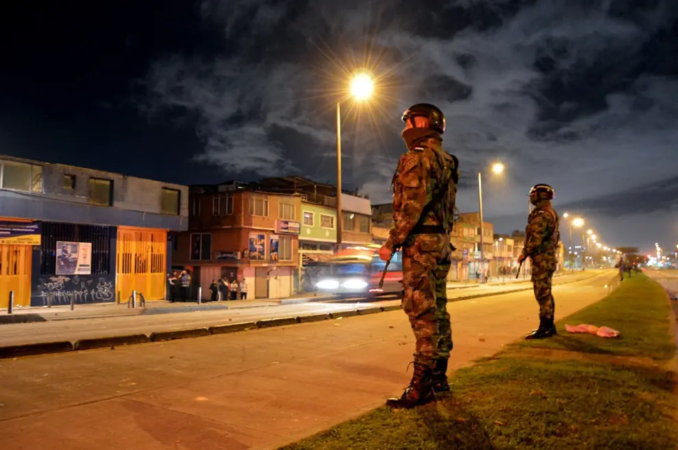 A police officers stands guard outside the Congress building, after a curfew was lifted in Bogota, Colombia, November 23, 2019. REUTERS/Luisa Gonzalez [[[REUTERS VOCENTO]]]