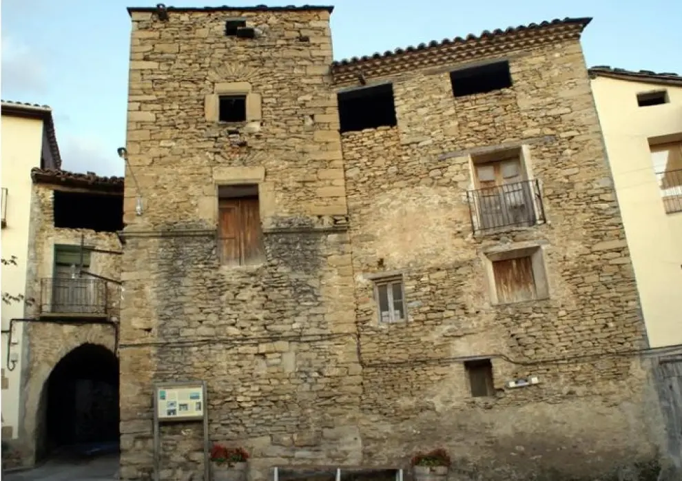 Imágenes de algunos de los palacios a la venta en Aragón