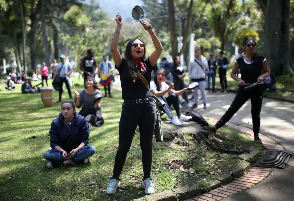 A demonstrator bangs a pot during a protest in National Park as national strike continues in Bogota, Colombia, November 23, 2019. REUTERS/Luisa Gonzalez [[[REUTERS VOCENTO]]]