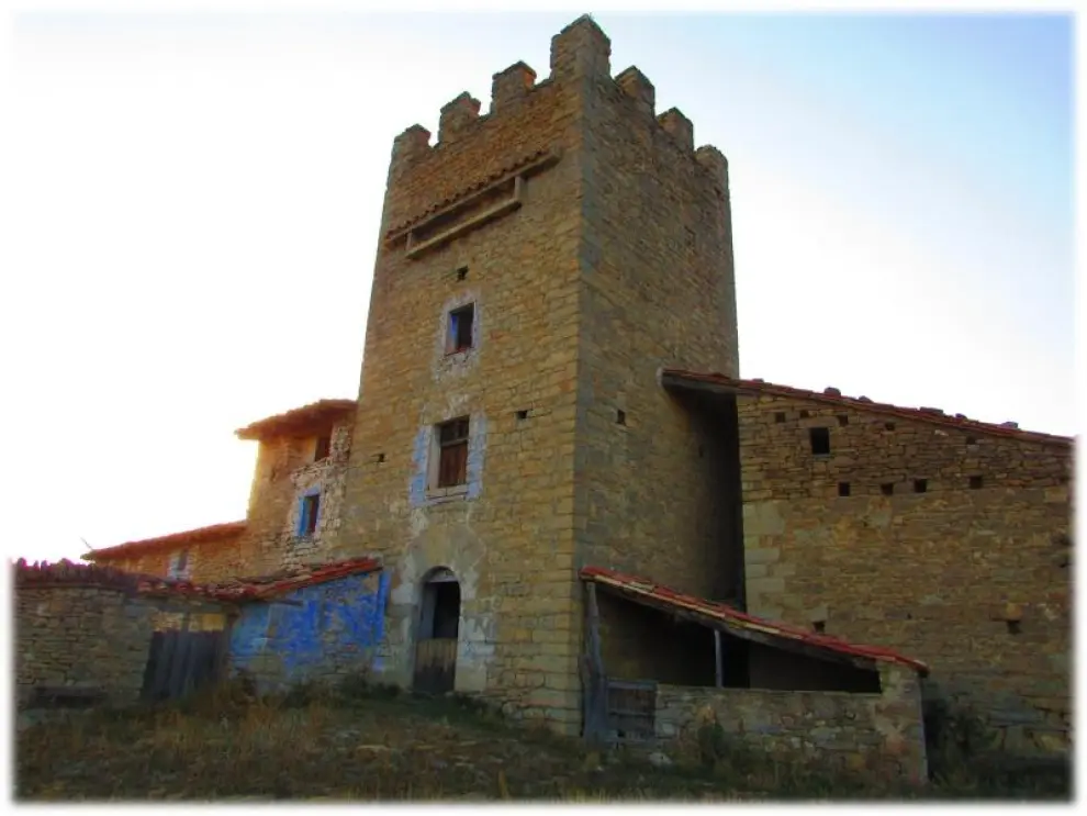 Imágenes de algunos de los palacios a la venta en Aragón