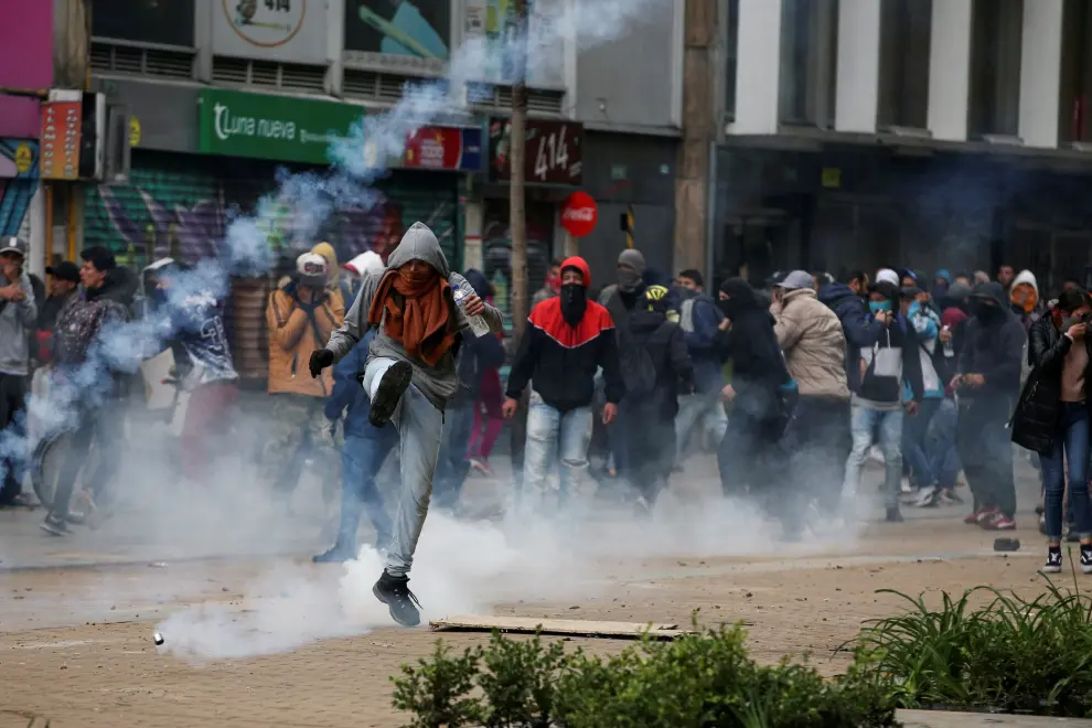 Demonstrators take cover during a protest on the second day of a national strike, in Bogota, Colombia, November 22, 2019. REUTERS/Luisa Gonzalez [[[REUTERS VOCENTO]]] COLOMBIA-STRIKE/