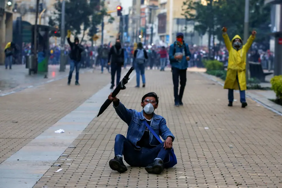 Demonstrators gesture in front of a member of riot police during a protest on the second day of a national strike, in Bogota, Colombia, November 22, 2019. REUTERS/Luisa Gonzalez [[[REUTERS VOCENTO]]] COLOMBIA-STRIKE/
