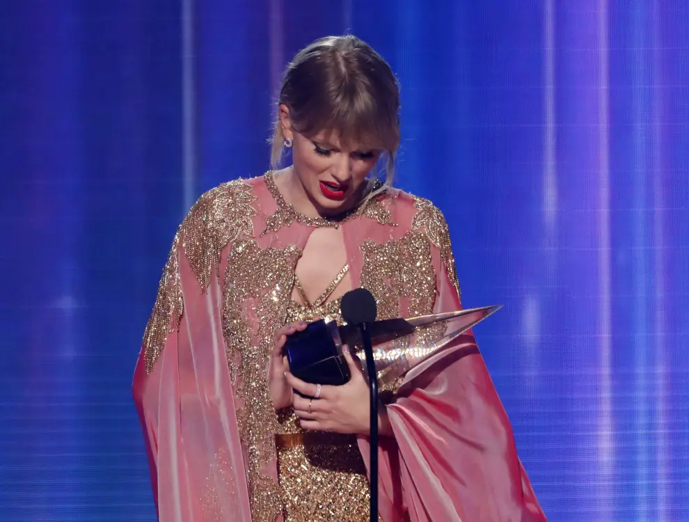 2019 American Music Awards - Show - Los Angeles, California, U.S., November 24, 2019 - Taylor Swift accepts the Artist of the Year award. REUTERS/Mario Anzuoni [[[REUTERS VOCENTO]]] AWARDS-AMA/