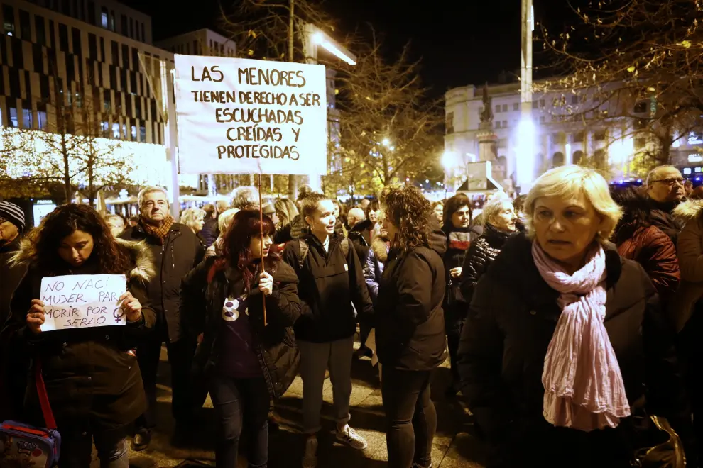 Concentración en el Paraninfo de la Universidad de Zaragoza y la Plaza de España contra la Violencia de Género