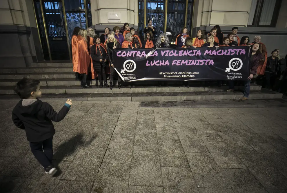Concentración en la Plaza de España de Zaragoza contra la violencia machista