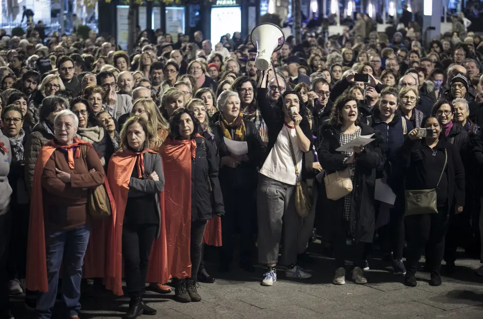 Concentración en la Plaza de España de Zaragoza contra la violencia machista
