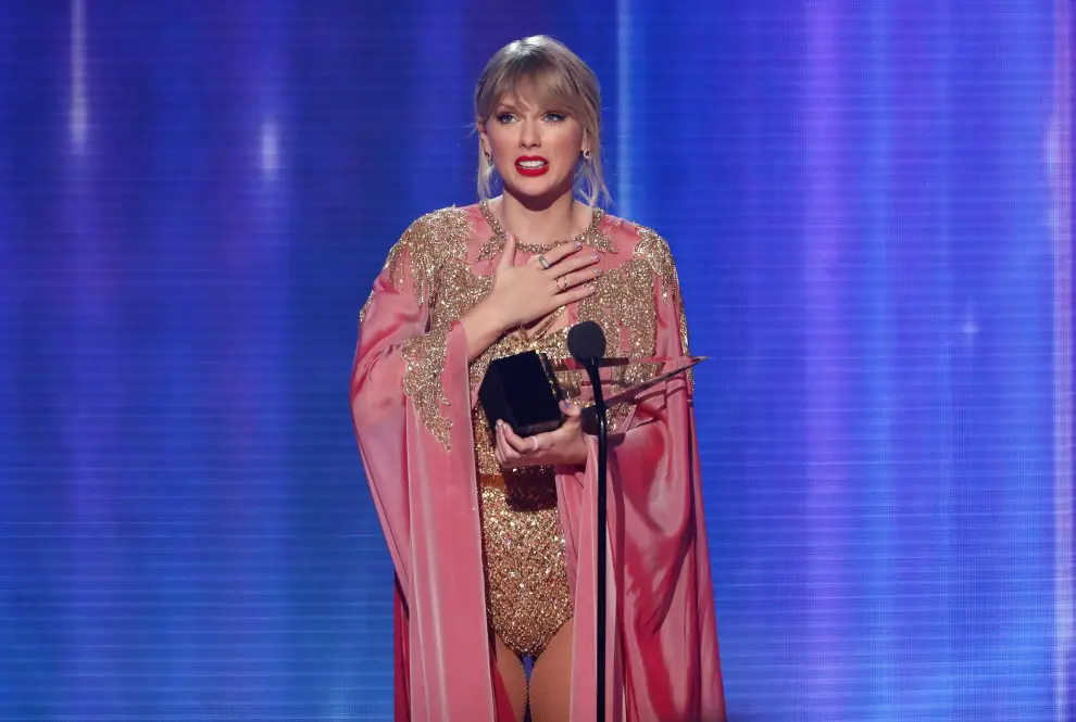 Regina King entrega el premio 'Artista del año' a Taylor Swift.