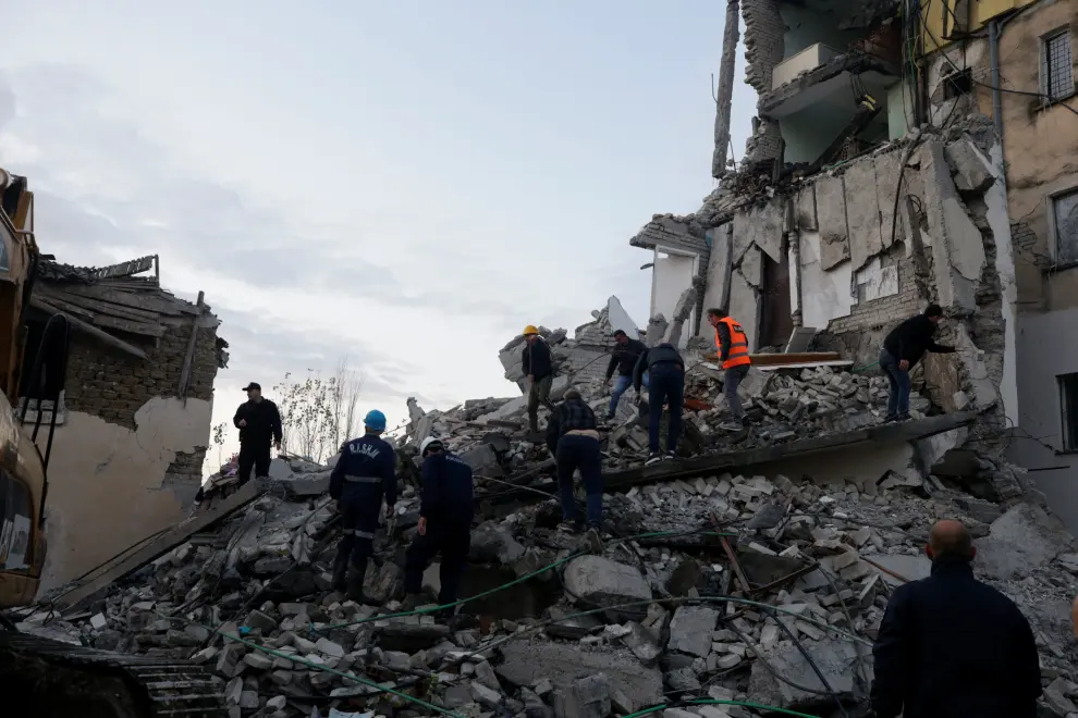 Emergency personnel work near a damaged building in Thumane, after an earthquake shook Albania, November 26, 2019. REUTERS/Florian Goga [[[REUTERS VOCENTO]]] ALBANIA-QUAKE/